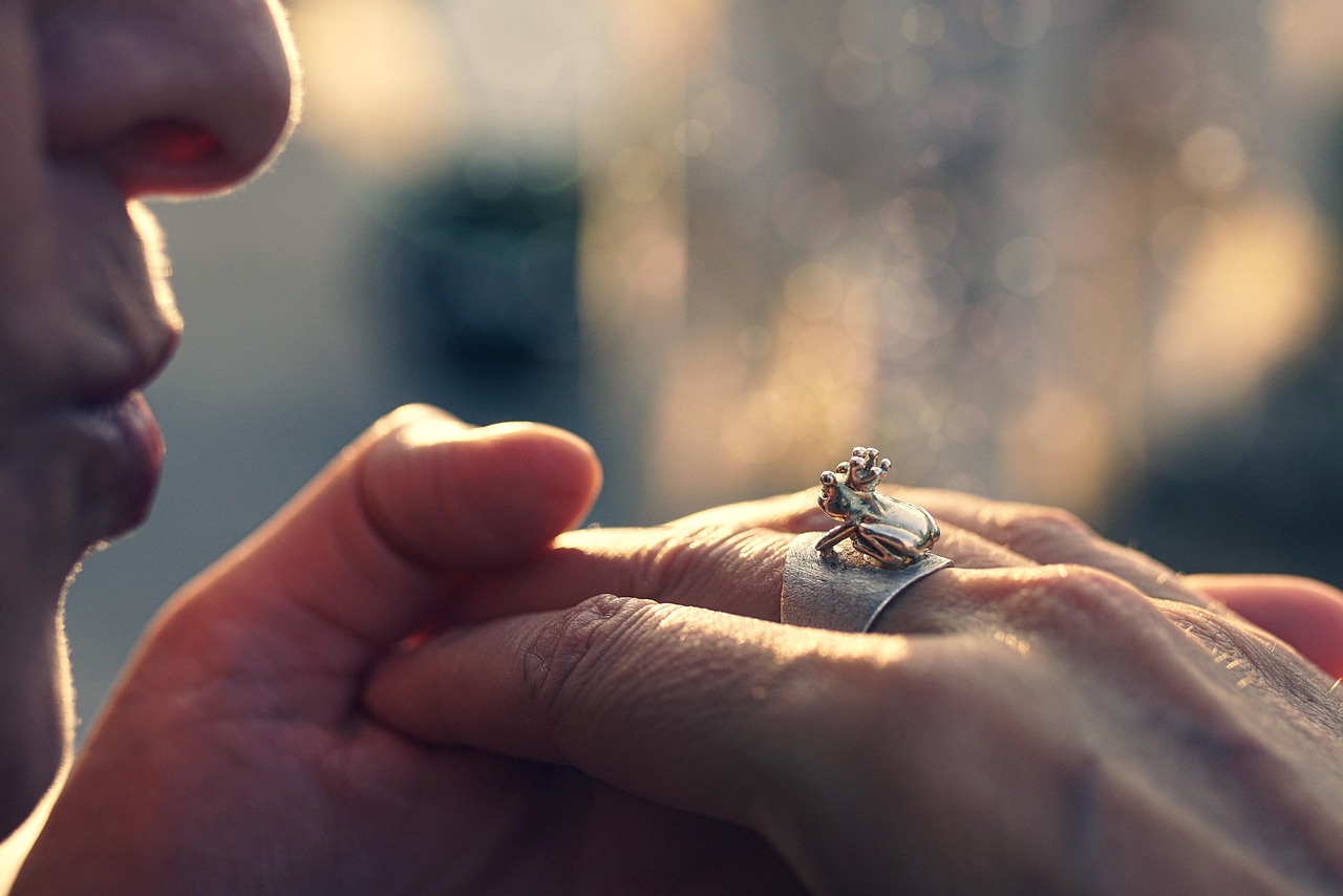 The Ultimate Guide to Signet Rings for Women: Style, Significance, and Selection